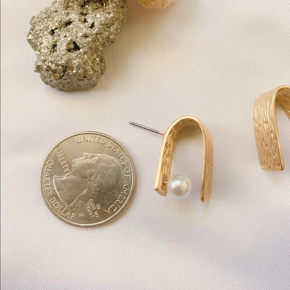 💙💕LAST ONE Faux Pearl Statement Earrings - Picture 4 of 6